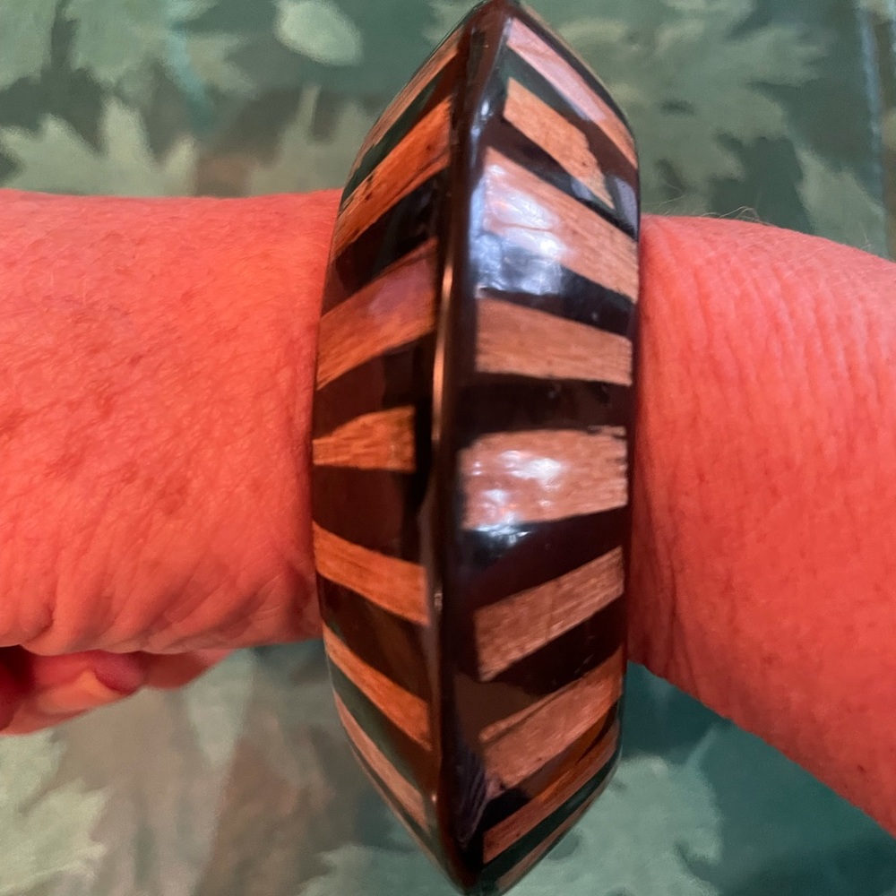 KJL vintage lucite knife edge bangle with inset bamboo - Picture 3 of 7